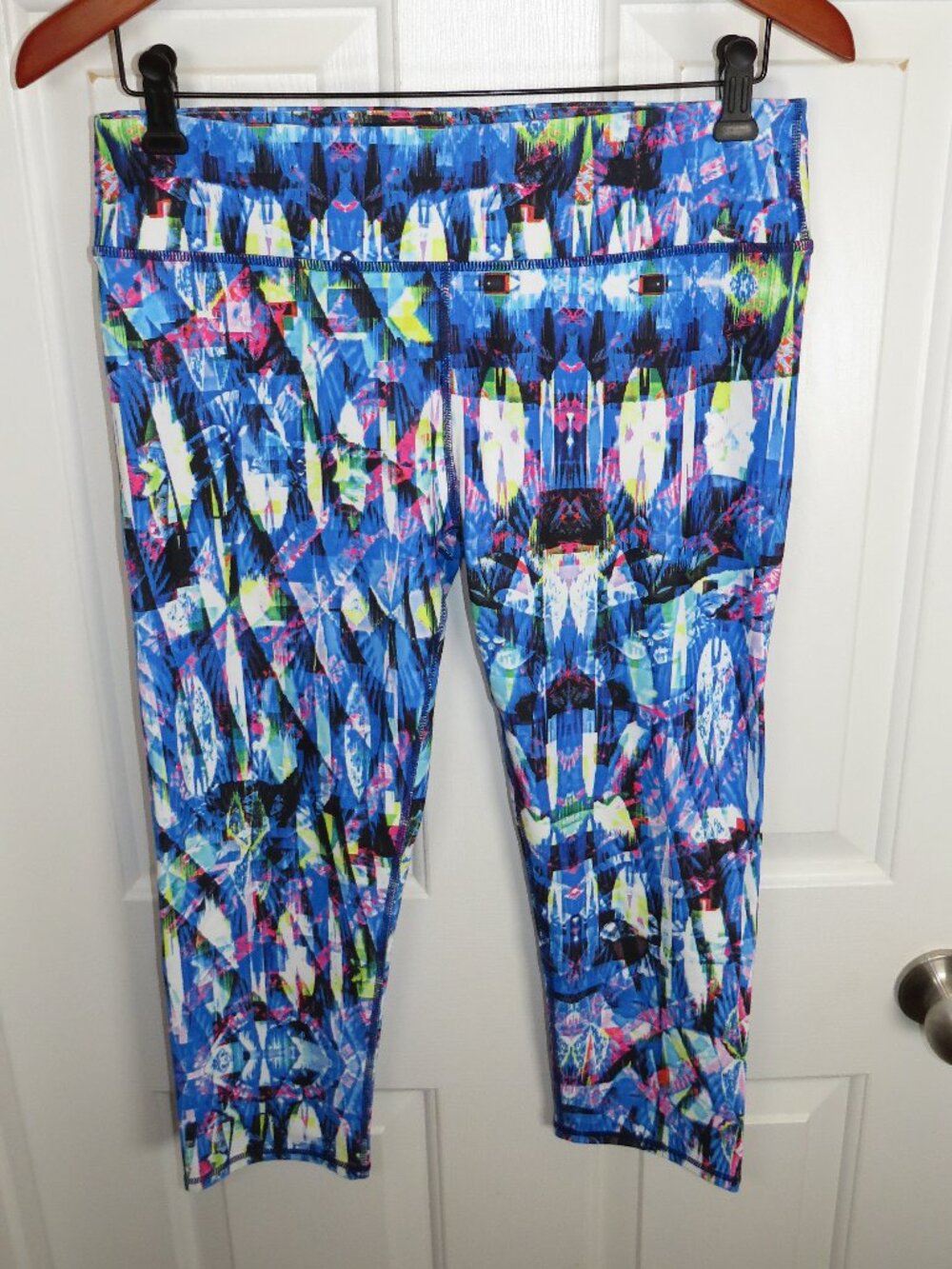 *NWT* Fabletics Salar Capri Activewear Gym Leggings Size Medium Geo Print